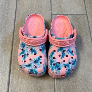 CROCS Coral and Teal Leaf Clogs